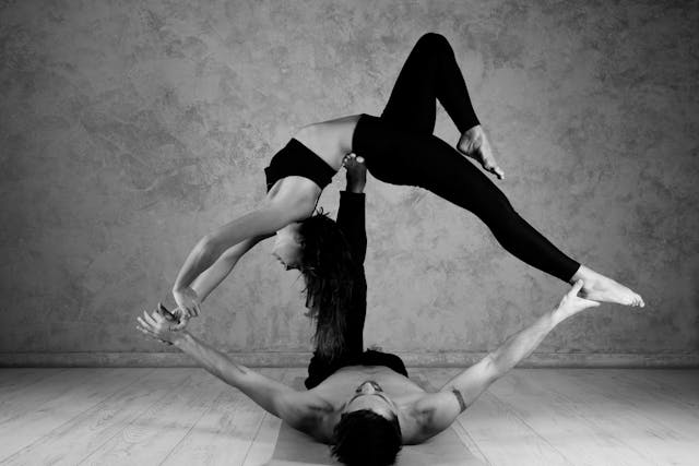 A imagem é decorativa para ilustrar um texto sobre excesso de estímulos. Mostra um casal em pose de yoga, que necessita de muita concentração e foco.
